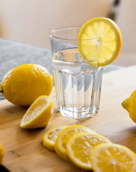 Tomar agua de limón en ayunas