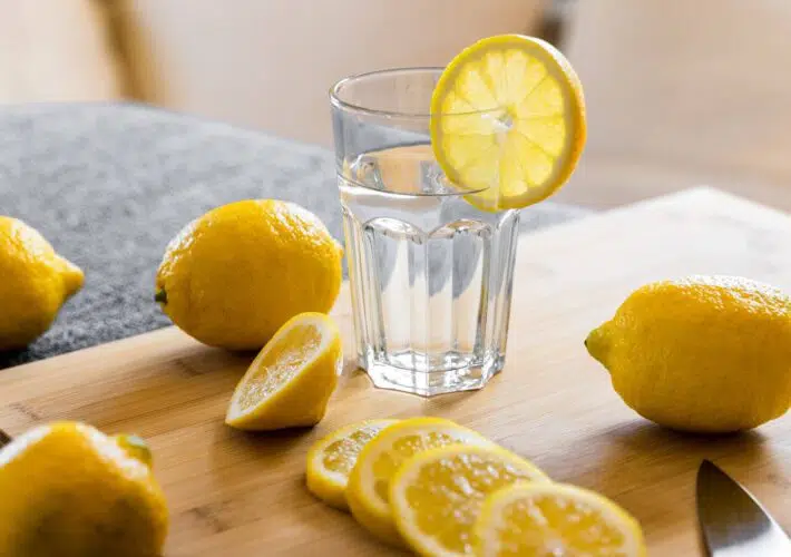 Tomar agua de limón en ayunas