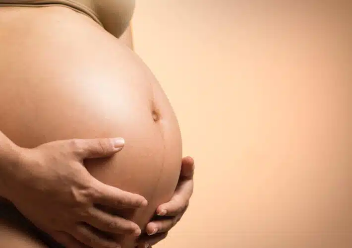 Químicos de cosméticos que llegan al cordón umbilical